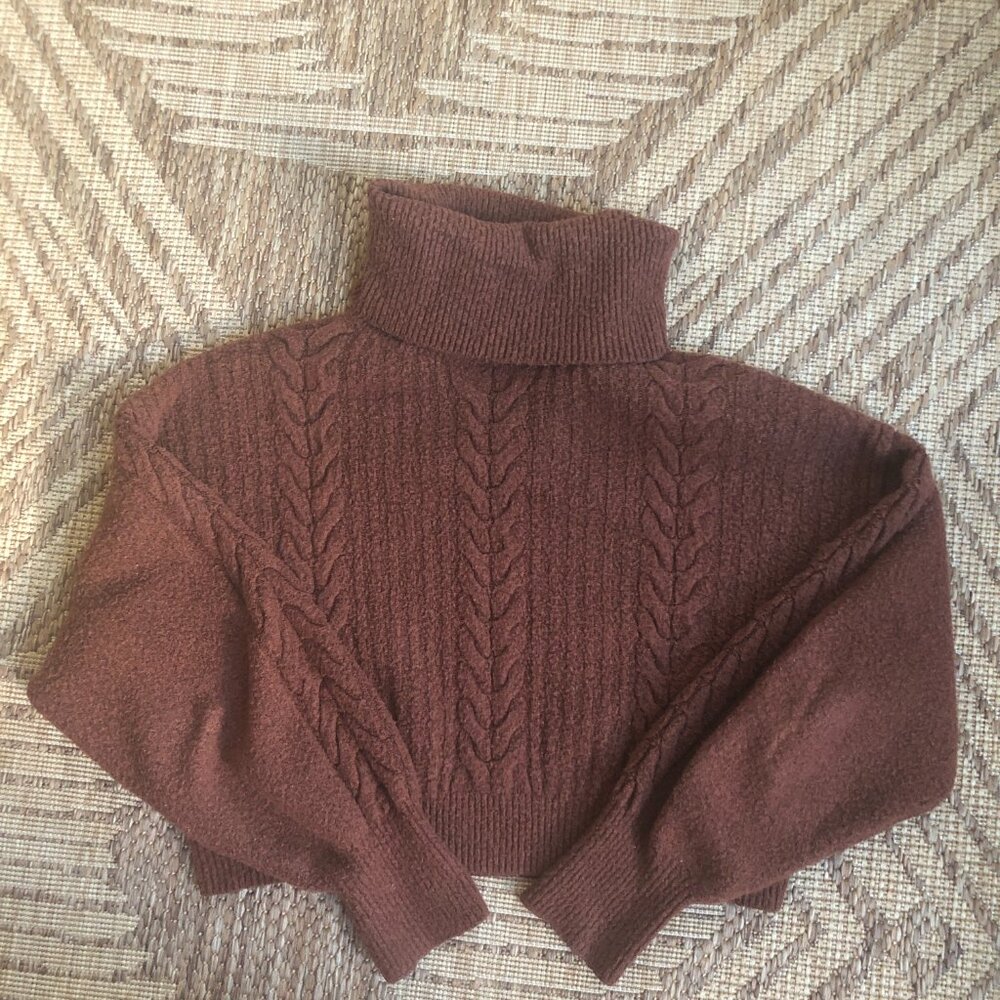Warm cropped turtleneck sweater | sz: S